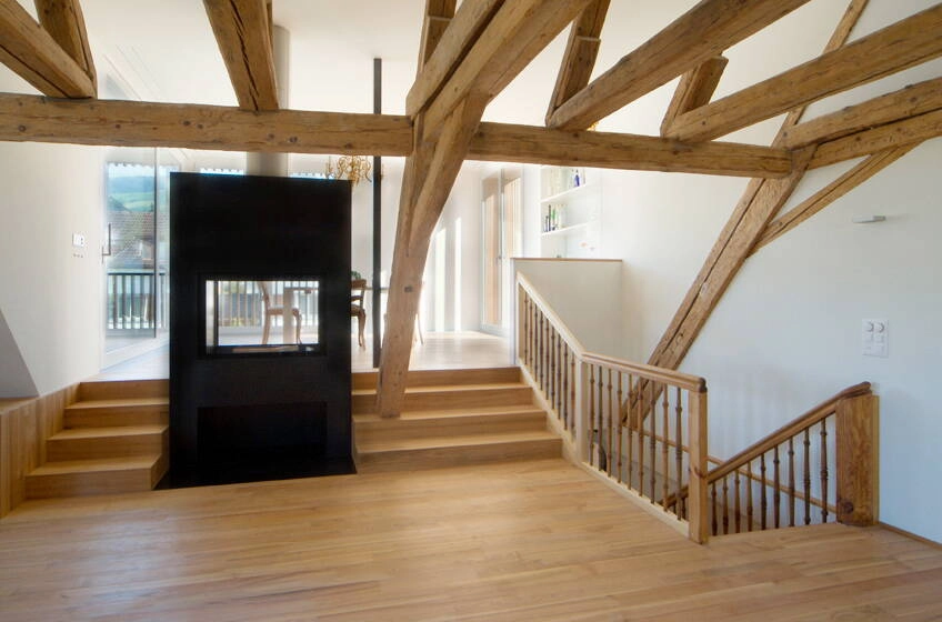 Sanierter Dachraum mit sichtbaren Holzbalken