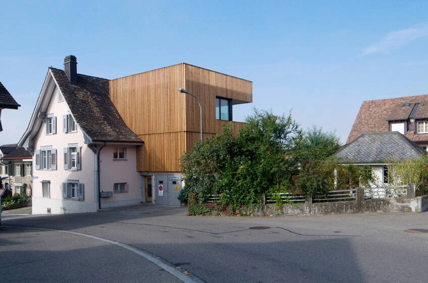 Um- und Anbau mit Holzfassade an Bestandsgebäude