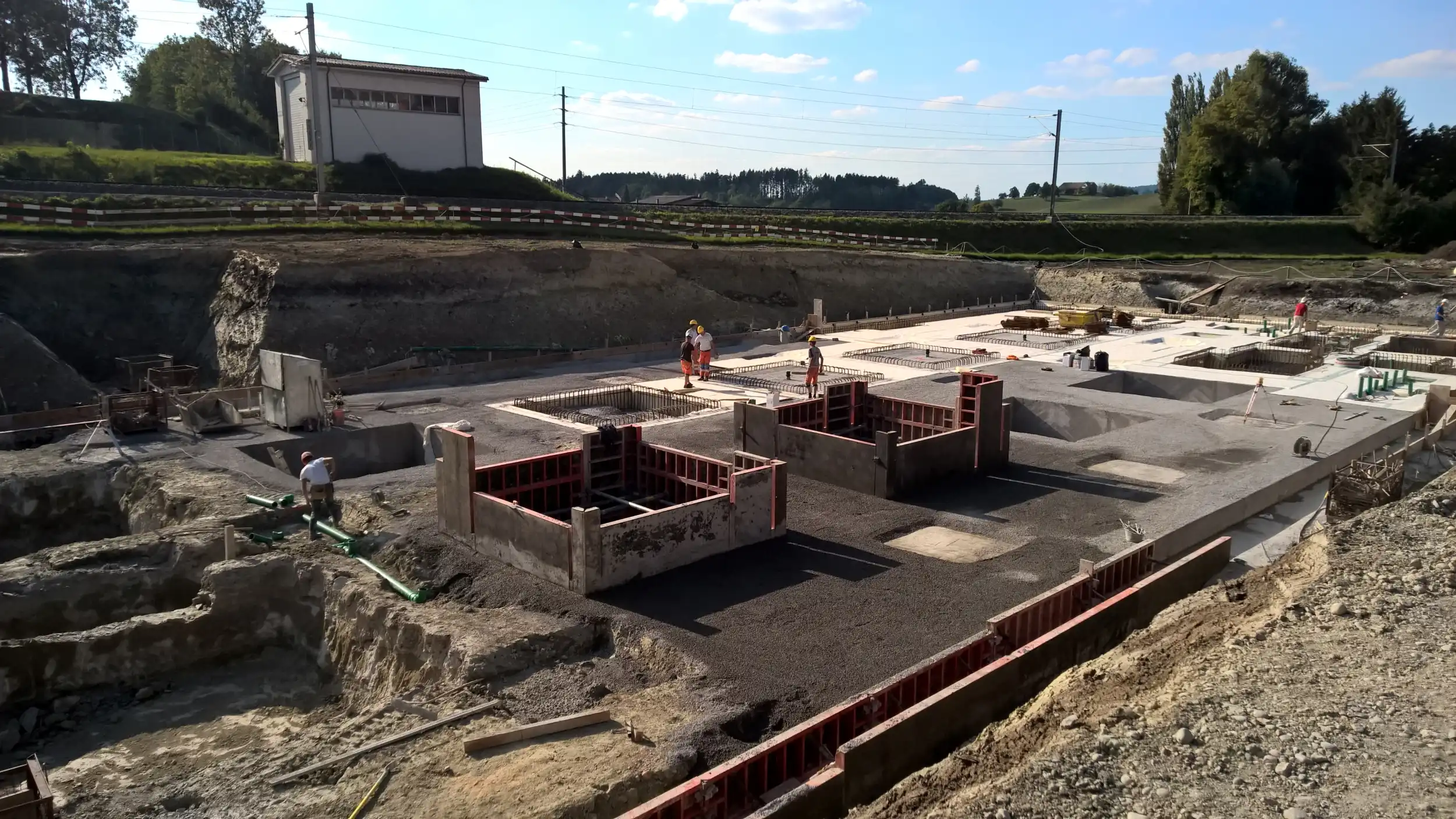 Baustelle eines Industriegebäudes mit Fundamentarbeiten