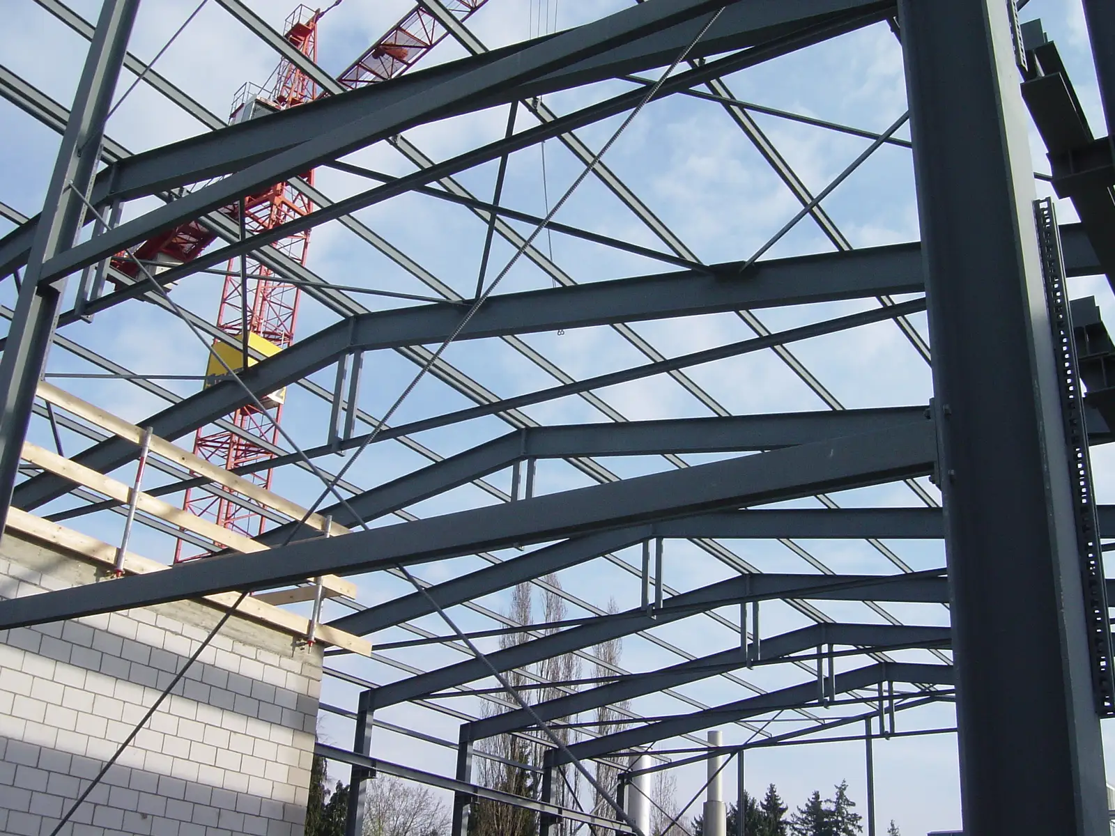 Stahlkonstruktion einer Halle im Rohbau