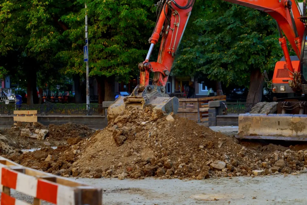 Bagger bei Tiefbauarbeiten auf einer Baustelle