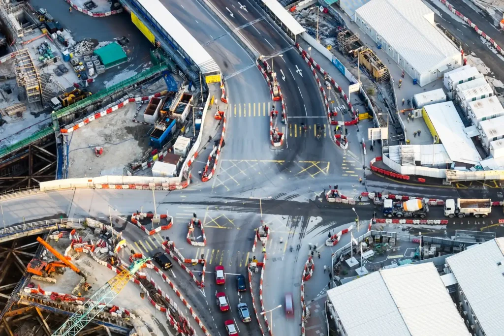 Luftaufnahme einer koordinierten Tiefbau-Baustelle