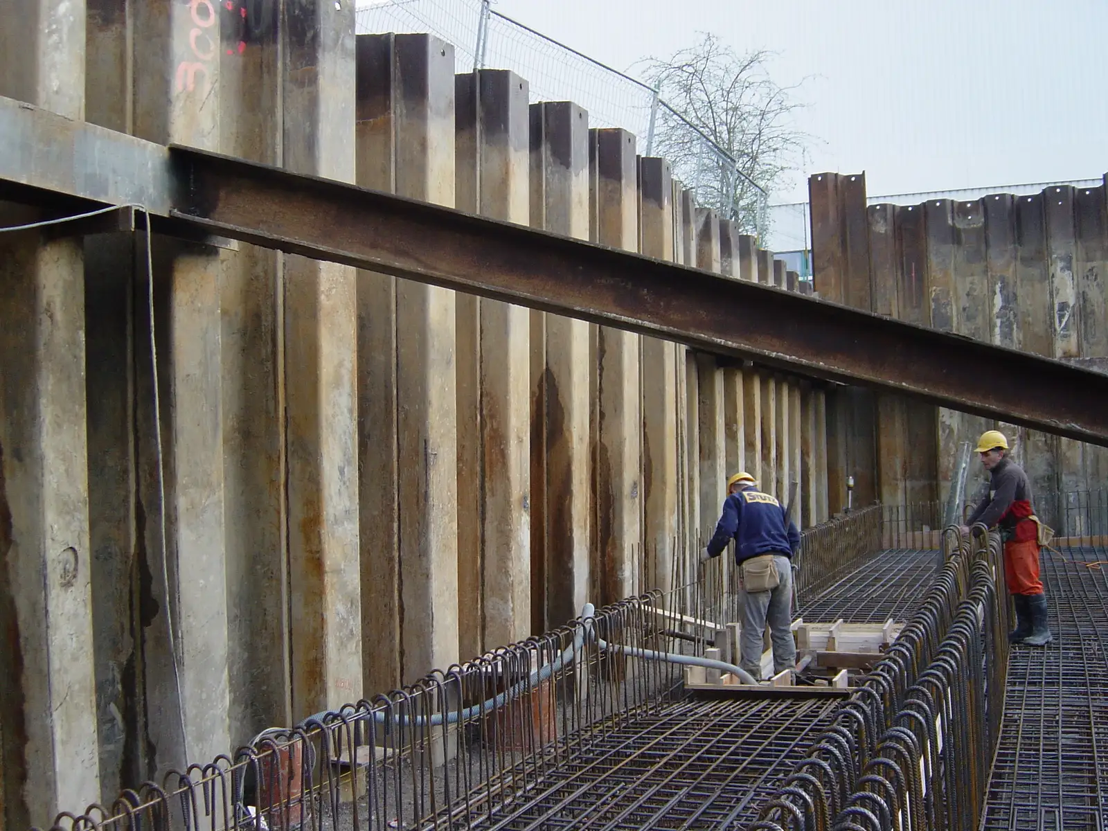 Spundwand und Bewehrung auf einer Tiefbau-Baustelle